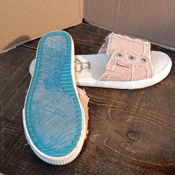 Shoes - Picture 3 of 4